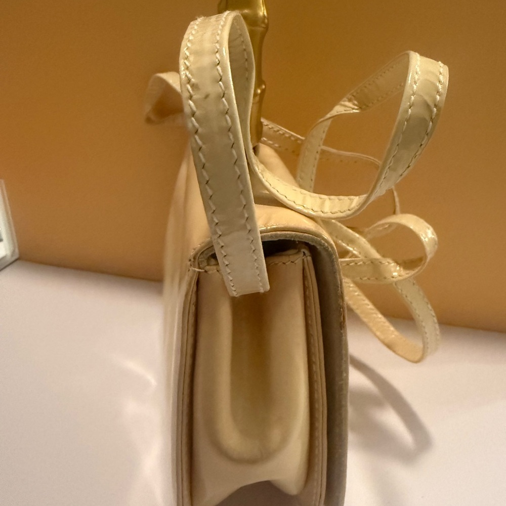 Gucci Cream Shoulder Bag with Gold Bamboo Handle - Picture 3 of 6